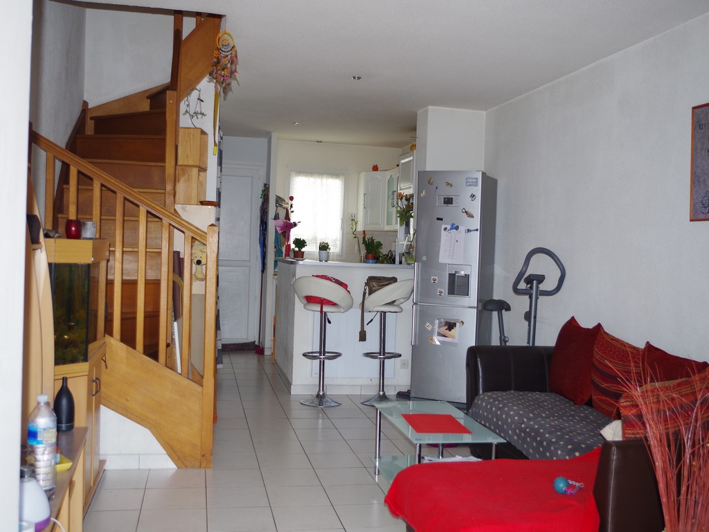 Maison de ville avec jardin, 78m², deux chambres et un bureau.